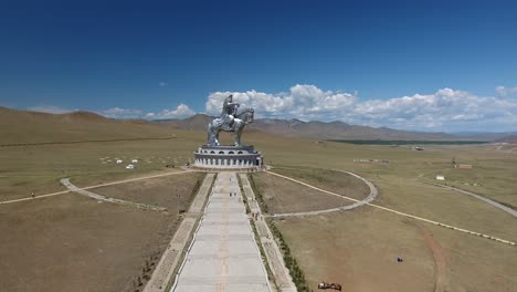 Dschingis-Khan-Reiterstatue,-Aufgenommen-Von-Einer-Drohne-An-Einem-Sonnigen-Nachmittag-In-Der-Mongolei